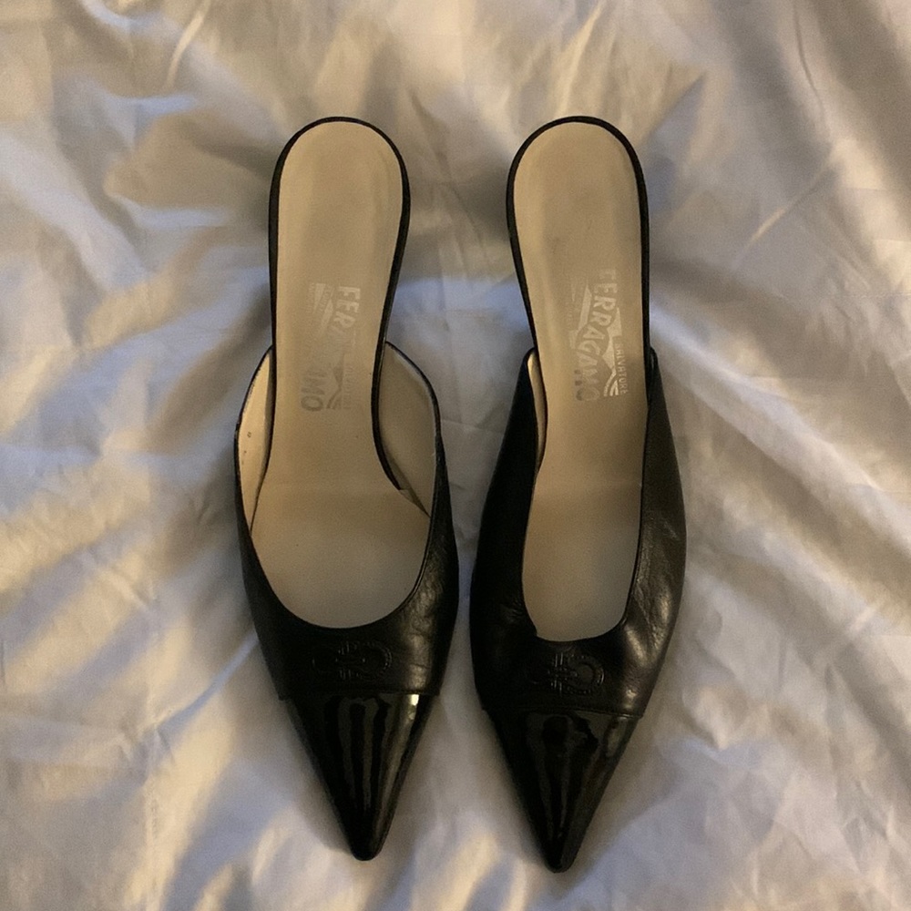 These are classic authentic Ferragamo. Size is 10.5 and the heel is kitten.